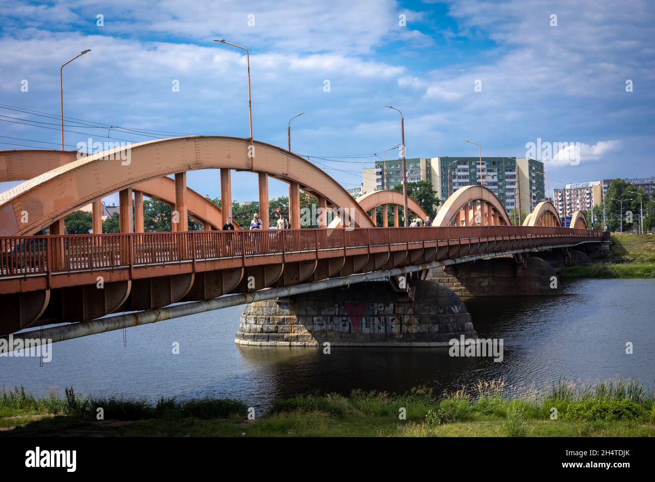 WROCLAW, POLOGNE - 8 juillet 2021 : vue sur un pont d'arche orange Trzebnicki (Mosty Trzebnickie) et sur la rivière Odra. Banque D'Images