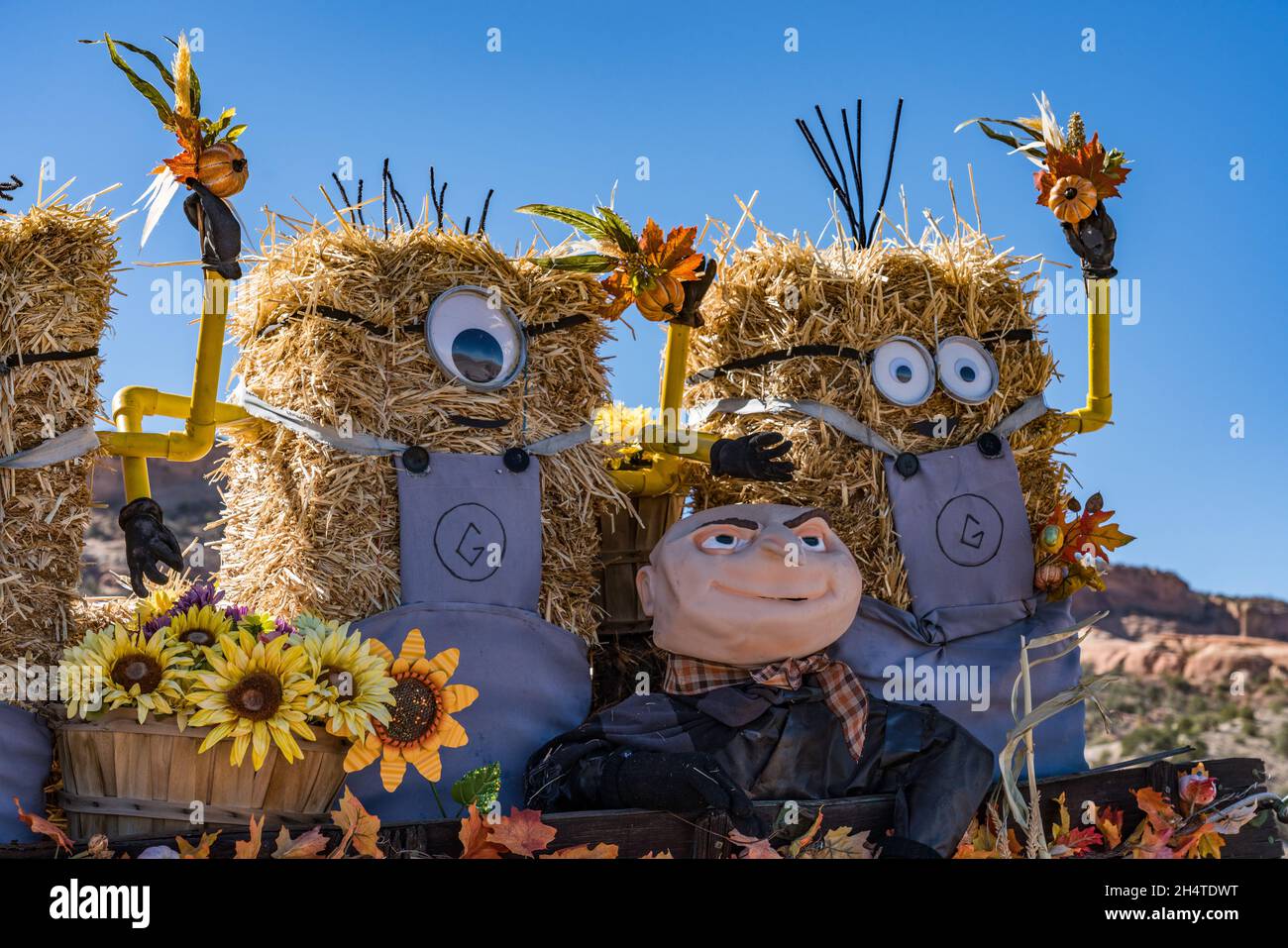 Décorations d'Halloween avec Minions et Gru faites de balles de foin sur un wagon dans un ranch du Colorado, États-Unis. Banque D'Images