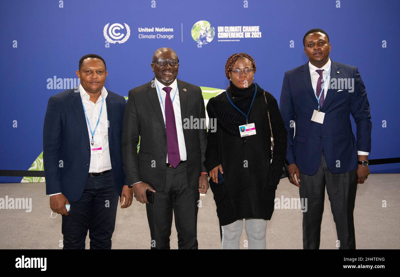 Glasgow, Écosse, Royaume-Uni.4 novembre 2021.PHOTO : (2E GAUCHE) Tosi Mpanu-Mpanu, Ambassadeur et délégué de la République démocratique du Congo dans le processus de négociation de la Convention des Nations Unies sur le climat.Il siège au Conseil d'administration du Fonds vert pour le climat (FVC), au Conseil d'administration de l'Agence panafricaine de gestion des risques climatiques (ARC Agency), une agence spécialisée de l'Union africaine, ainsi qu'au Comité directeur du Partenariat NDC.Crédit : Colin Fisher/Alay Live News Banque D'Images