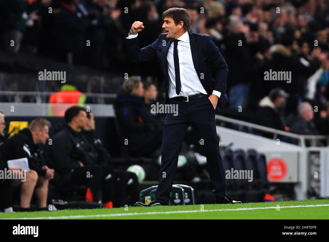 Antonio Conte, entraîneur en chef de Tottenham Hotspur, célèbre après que Lucas Moura, de Tottenham Hotspur, ait terminé le deuxième but de ses équipes.UEFA Europa Conference League, Group G Match, Tottenham Hotspur v Vitesse au Tottenham Hotspur Stadium de Londres le jeudi 4 novembre 2021. Cette image ne peut être utilisée qu'à des fins éditoriales.Utilisation éditoriale uniquement, licence requise pour une utilisation commerciale.Pas d'utilisation dans les Paris, les jeux ou les publications d'un seul club/ligue/joueur. photo de Steffan Bowen/Andrew Orchard sports photographie/Alamy Live news Banque D'Images