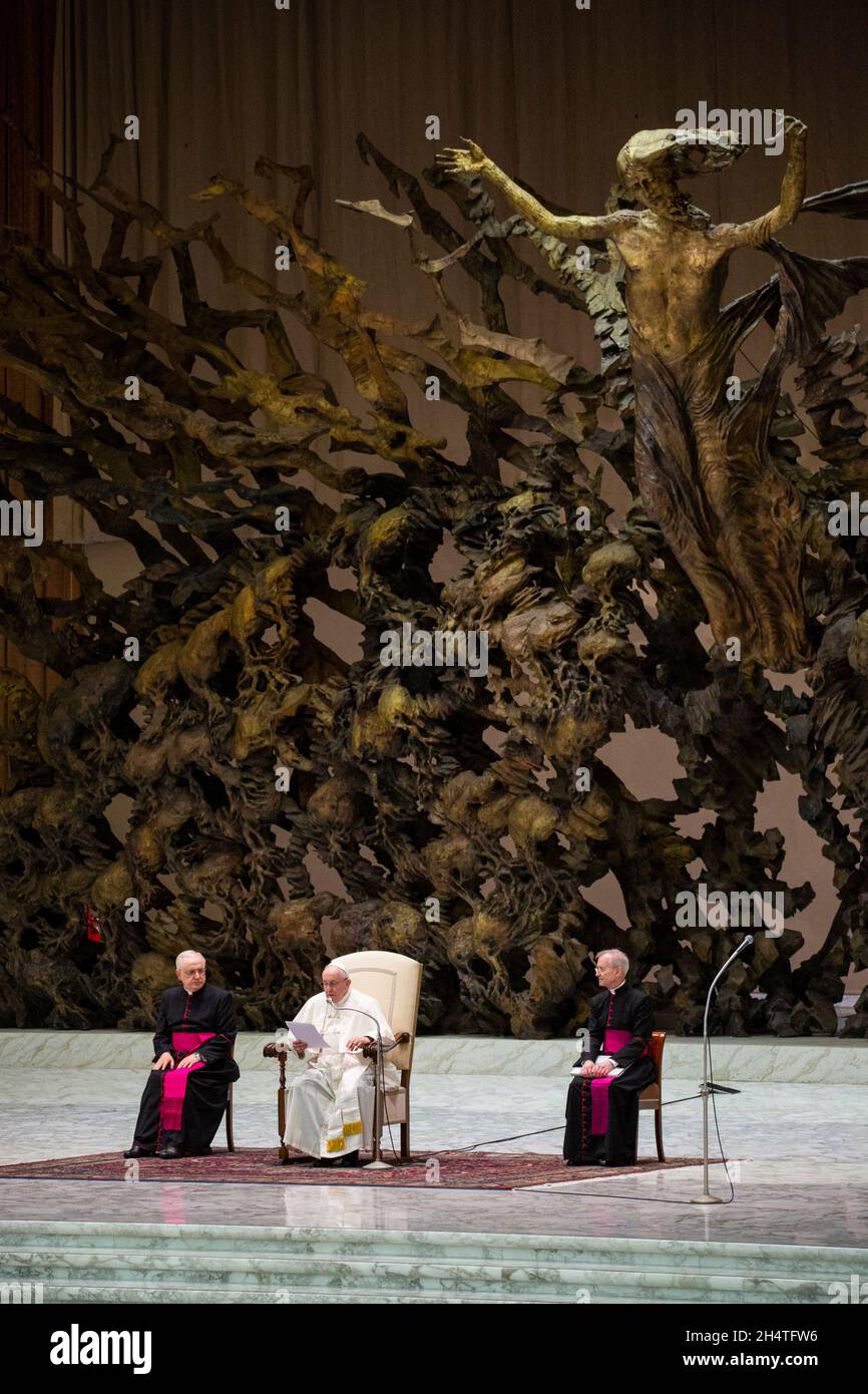 Vatican, Vatican.03ème novembre 2021.Le pape François dirige son audience générale traditionnelle.audience générale traditionnelle du pape François dans la salle d'audience Paul VI de la Cité du Vatican.Crédit : SOPA Images Limited/Alamy Live News Banque D'Images