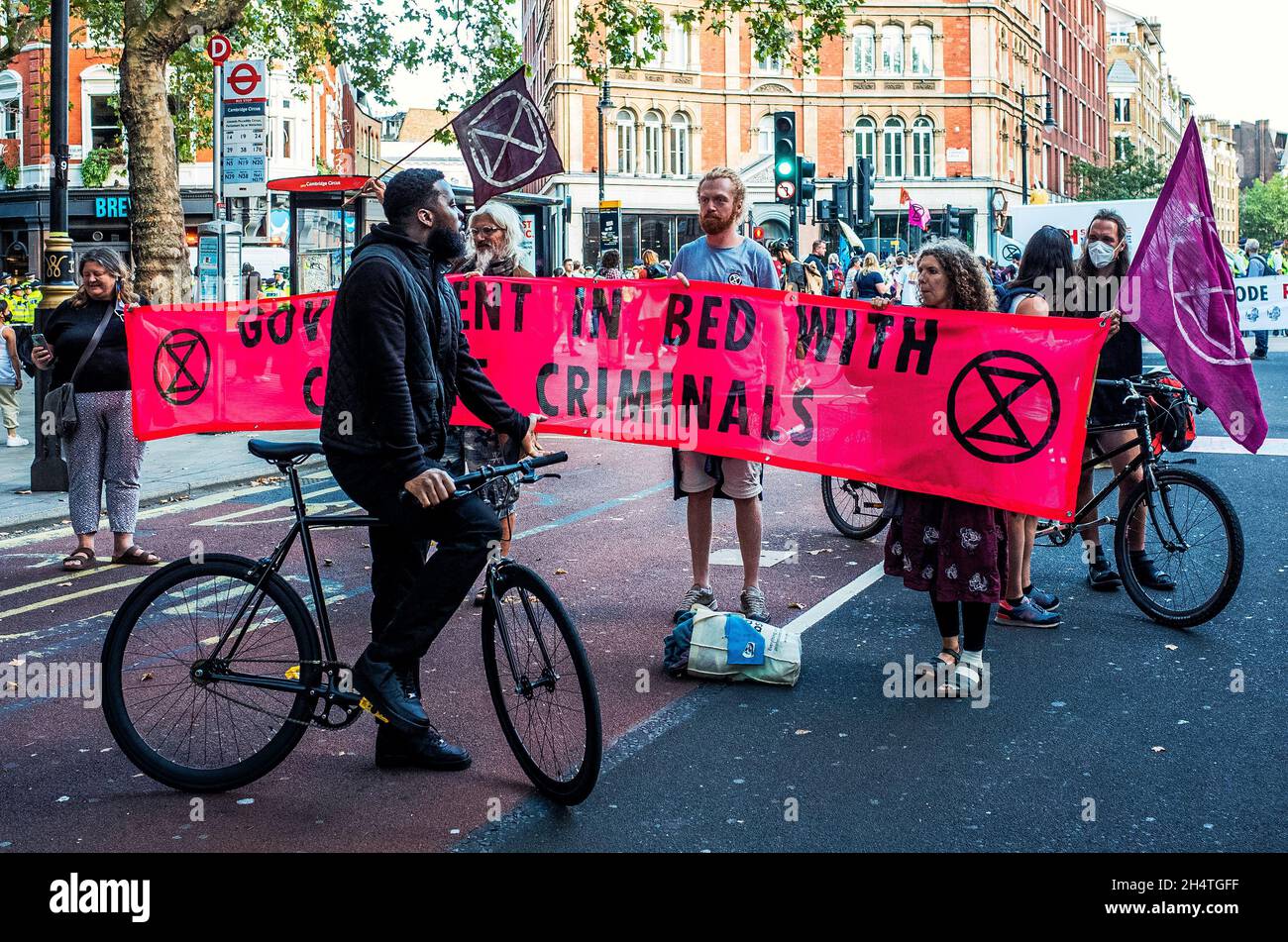 Extinction la rébellion arrête le cycliste à Cambridge Circus Londres Banque D'Images