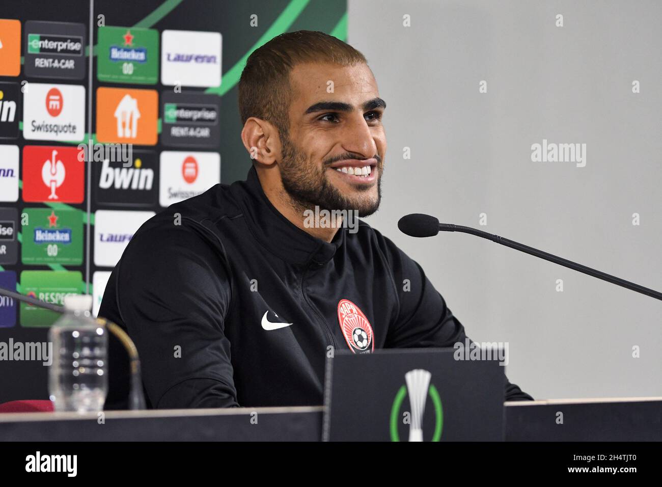 ZAPORIZHHIA, UKRAINE - NOVEMBRE 4,2021 - Forward Shahab Zahedi du FC Zorya Luhansk qui a marqué l'ouvreur à la 87e minute est photographié pendant une conférence de presse après que son équipe a revendiqué une victoire de 2-0 sur PFC CSKA-Sofia dans le match du groupe C de l'UEFA Europa Conference League 4 de l'UEFA à l'arène de Slavutych, Zaporizhzhia, 2021/2022Sud-est de l'Ukraine. Banque D'Images