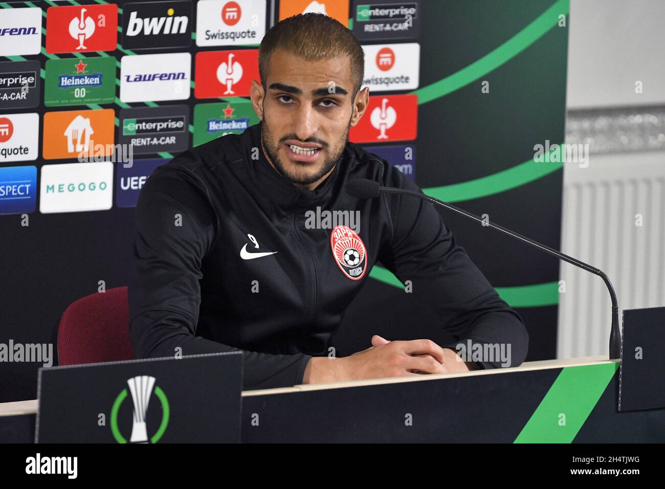 ZAPORIZHHIA, UKRAINE - NOVEMBRE 4,2021 - Forward Shahab Zahedi du FC Zorya Luhansk qui a marqué l'ouvreur à la 87e minute est photographié pendant une conférence de presse après que son équipe a revendiqué une victoire de 2-0 sur PFC CSKA-Sofia dans le match du groupe C de l'UEFA Europa Conference League 4 de l'UEFA à l'arène de Slavutych, Zaporizhzhia, 2021/2022Sud-est de l'Ukraine. Banque D'Images