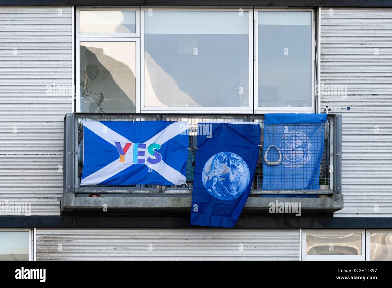 Drapeaux sur le balcon de l'appartement surplombant le lieu de la COP26 SEC - drapeau écossais d'indépendance, drapeau des Nations Unies, Glasgow, Écosse, Royaume-Uni Banque D'Images