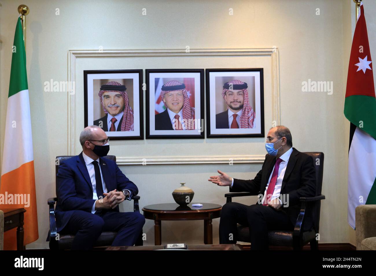 Amman, Jordanie.4 novembre 2021.Le ministre jordanien des Affaires étrangères, Ayman Safadi (R), rencontre le ministre irlandais des Affaires étrangères, Simon Coveney, à Amman (Jordanie), le 4 novembre 2021.Safadi a discuté jeudi avec son homologue irlandais en visite, Simon Coveney, des efforts conjoints visant à résoudre les crises régionales et à renforcer les liens bilatéraux.Credit: Mohammad Abu Ghosh/Xinhua/Alamy Live News Banque D'Images