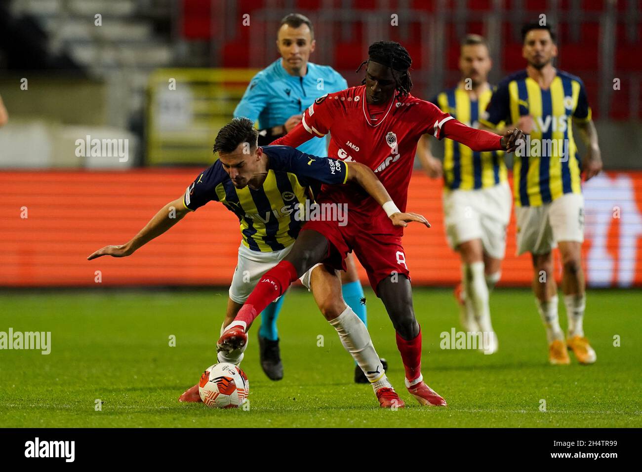 ANTWERPEN, BELGIQUE - NOVEMBRE 4 : Pierre Dwmoh du FC Royal Anvers, Mergim Berisha de Fenerbahce pendant le match du groupe D - UEFA Europa League entre le FC Royal Anvers et le FC Fenerbahce à Bosuilstadion le 4 novembre 2021 à Antwerpen, Belgique (photo de Jeroen Meuwsen/Orange Pictures) Banque D'Images