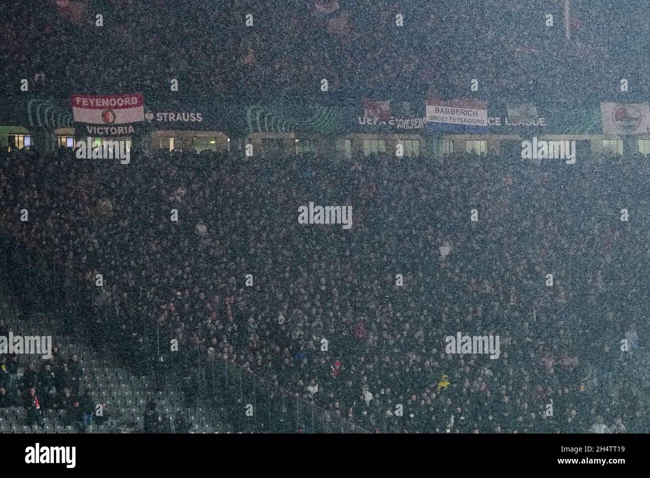 BERLIN, ALLEMAGNE - NOVEMBRE 4 : fans de Feyenoord lors du match de la Ligue des conférences de l'UEFA entre 1.FC Union Berlin et Feyenoord à Olympia Stadion le 4 novembre 2021 à Berlin, Allemagne (photo de Yannick Verhoeven/Orange Pictures) Banque D'Images