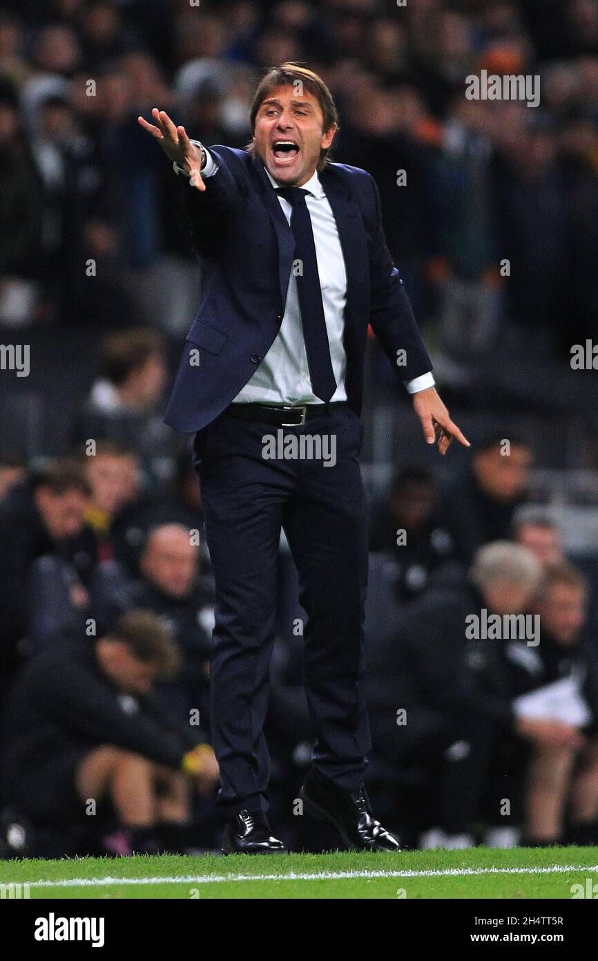 Londres, Royaume-Uni.04e novembre 2021.Antonio Conte, l'entraîneur en chef de Tottenham Hotspur réagit pendant le match.UEFA Europa Conference League, Group G Match, Tottenham Hotspur v Vitesse au Tottenham Hotspur Stadium de Londres le jeudi 4 novembre 2021. Cette image ne peut être utilisée qu'à des fins éditoriales.Utilisation éditoriale uniquement, licence requise pour une utilisation commerciale.Aucune utilisation dans les Paris, les jeux ou les publications d'un seul club/ligue/joueur. photo par Steffan Bowen/Andrew Orchard sports photographie/Alay Live news crédit: Andrew Orchard sports photographie/Alay Live News Banque D'Images