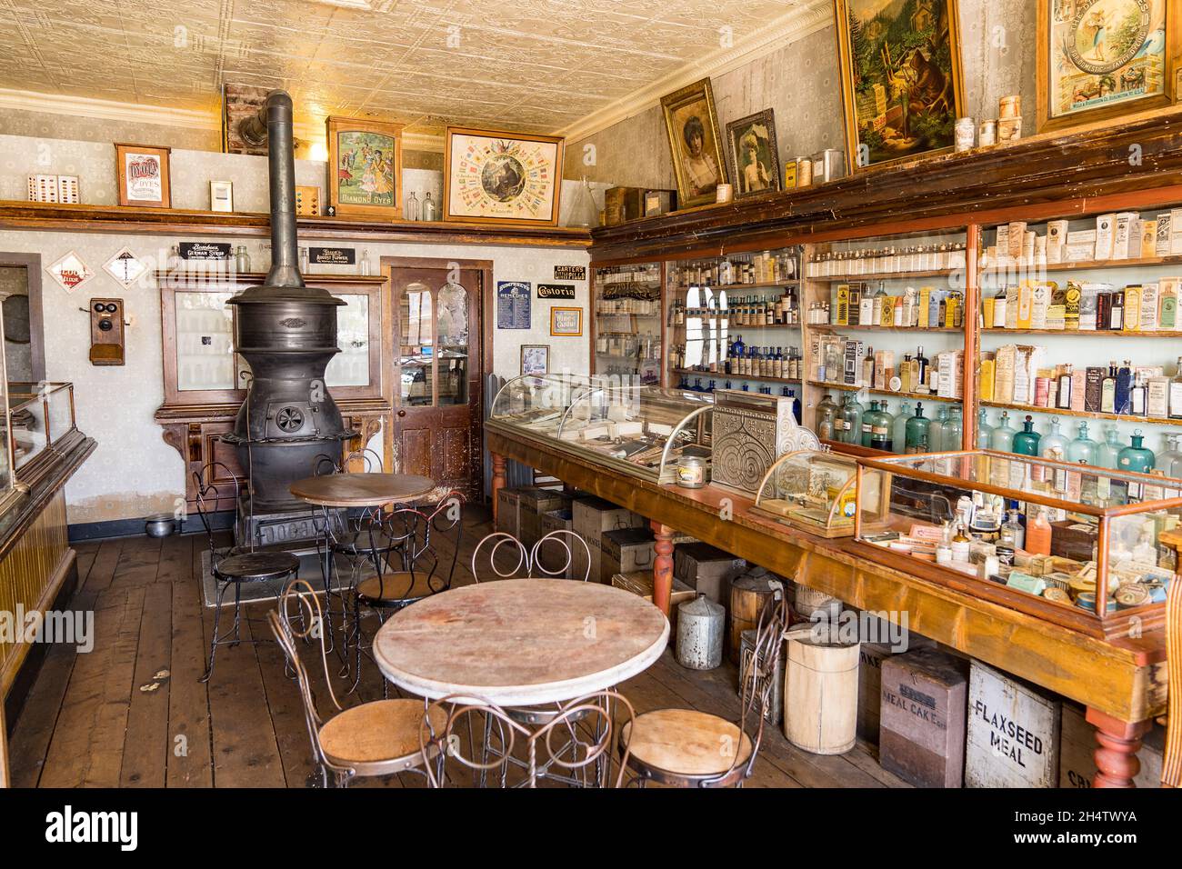 Fairplay, CO - 10 juillet 2021 : ancien magasin général rempli d'articles d'épicerie d'époque, de produits secs et de médicaments au South Park City Museum Banque D'Images