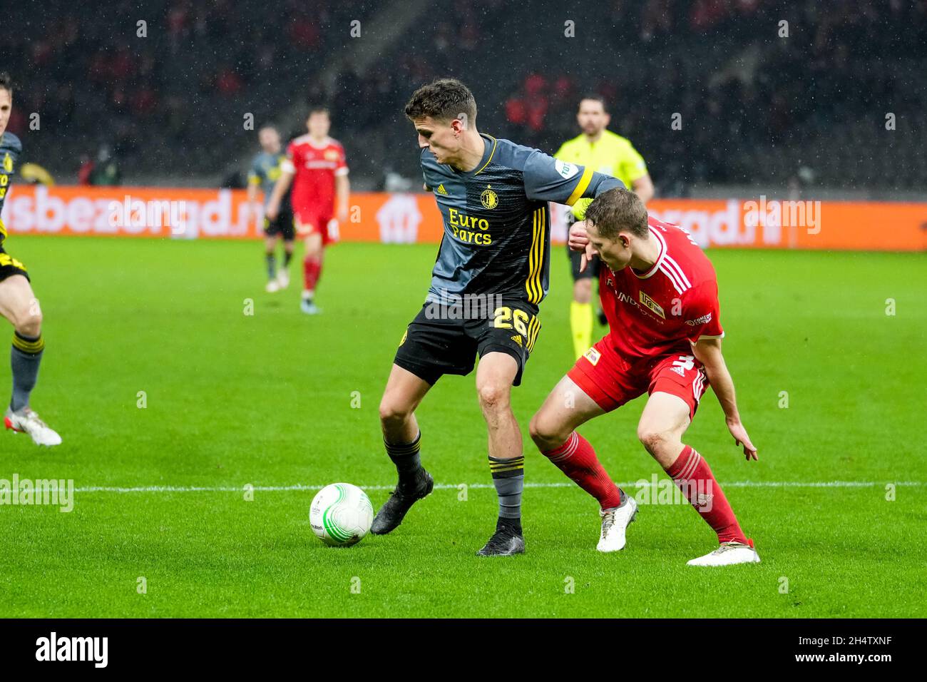 BERLIN, ALLEMAGNE - NOVEMBRE 4 : Guus til de Feyenoord Rotterdam, Paul Jaeckel de 1.FC Union Berlin pendant le match de la Ligue des conférences de l'UEFA entre 1.FC Union Berlin et Feyenoord à Olympia Stadion le 4 novembre 2021 à Berlin, Allemagne (photo de Yannick Verhoeven/Orange Pictures) Banque D'Images