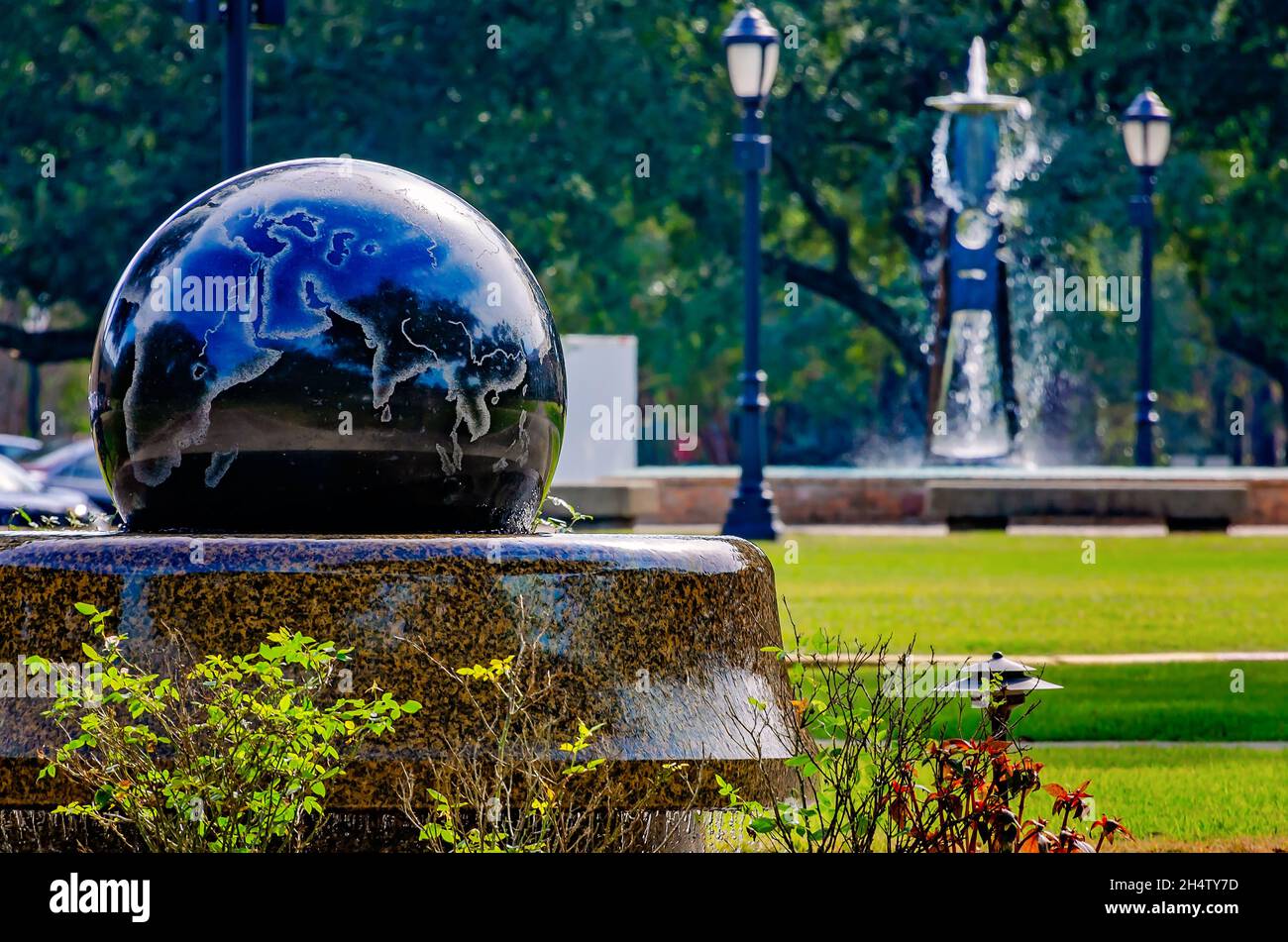 Le Great Commission Globe se trouve près de la fontaine Sentinel 18 à l'Université de Mobile, le 3 novembre 2021, à Mobile, Alabama. Banque D'Images