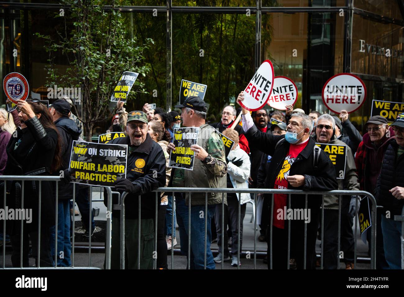 New York, États-Unis.04e novembre 2021.Six manifestants ont été arrêtés au siège de BlackRock après que des centaines de manifestants auprès de l'United Mine Workers of America (UMWA) aient appelé à une grève pour empêcher l'entreprise d'harceler les membres du syndicat et fournir un contrat équitable aux travailleurs.Crédit : SOPA Images Limited/Alamy Live News Banque D'Images