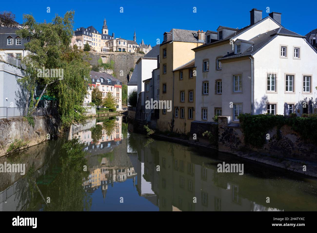 Europe, Luxembourg, ville de Luxembourg, la Grund montrant des maisons traditionnelles à côté de la rivière Alzette depuis le pont du Grund Banque D'Images