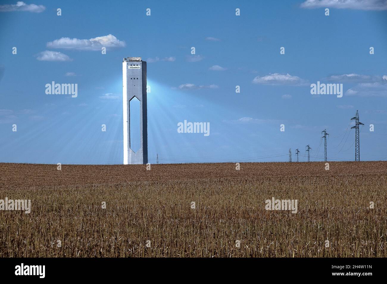 Centrale électrique.La première tour d'énergie solaire commerciale concentrée au monde à Sanlucar la Mayor, près de Séville, en Espagne Banque D'Images