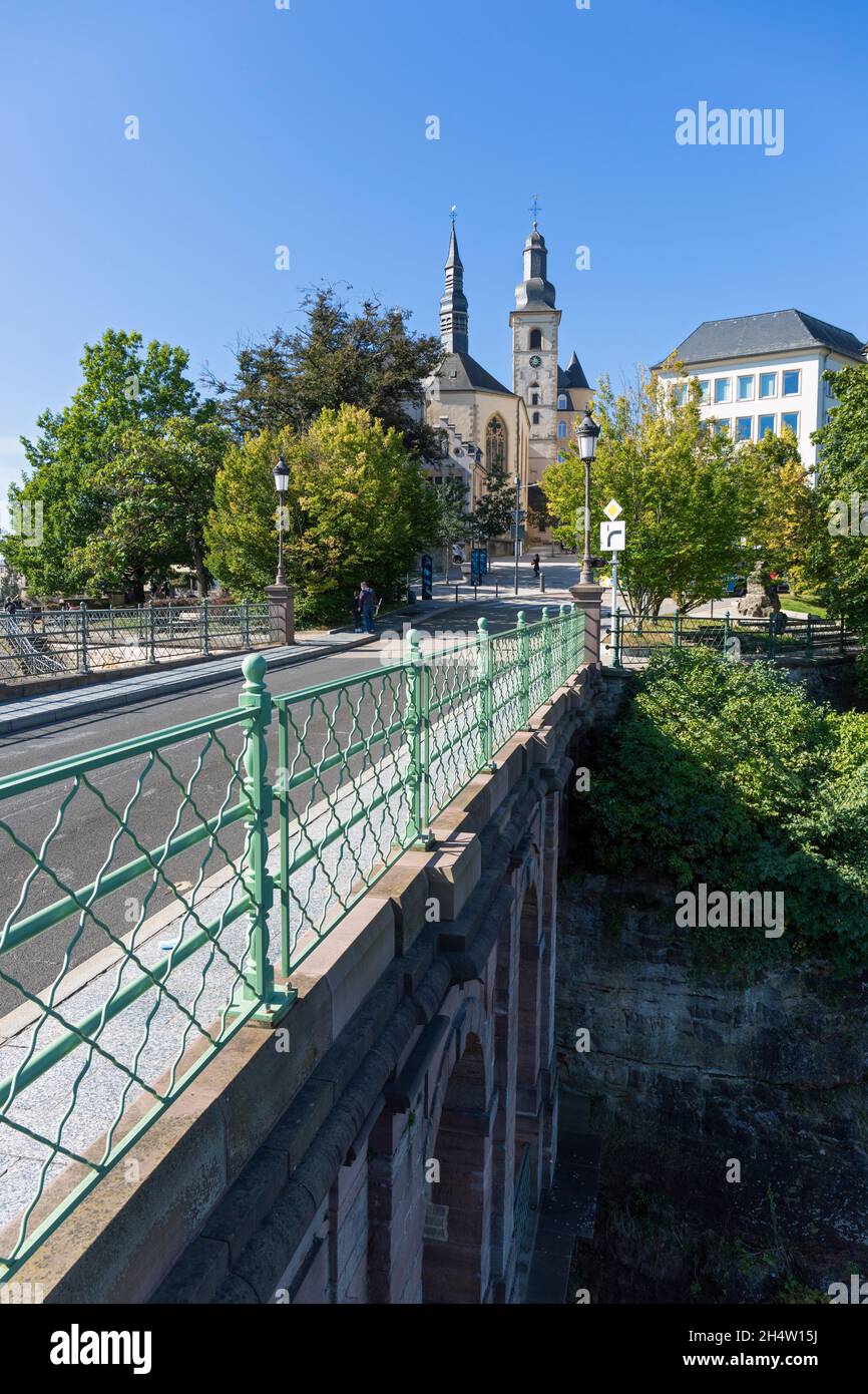 Europe, Luxembourg, ville de Luxembourg, le Pont du Château transportant la montée de Clausen jusqu'à l'Église Saint-Michel Banque D'Images