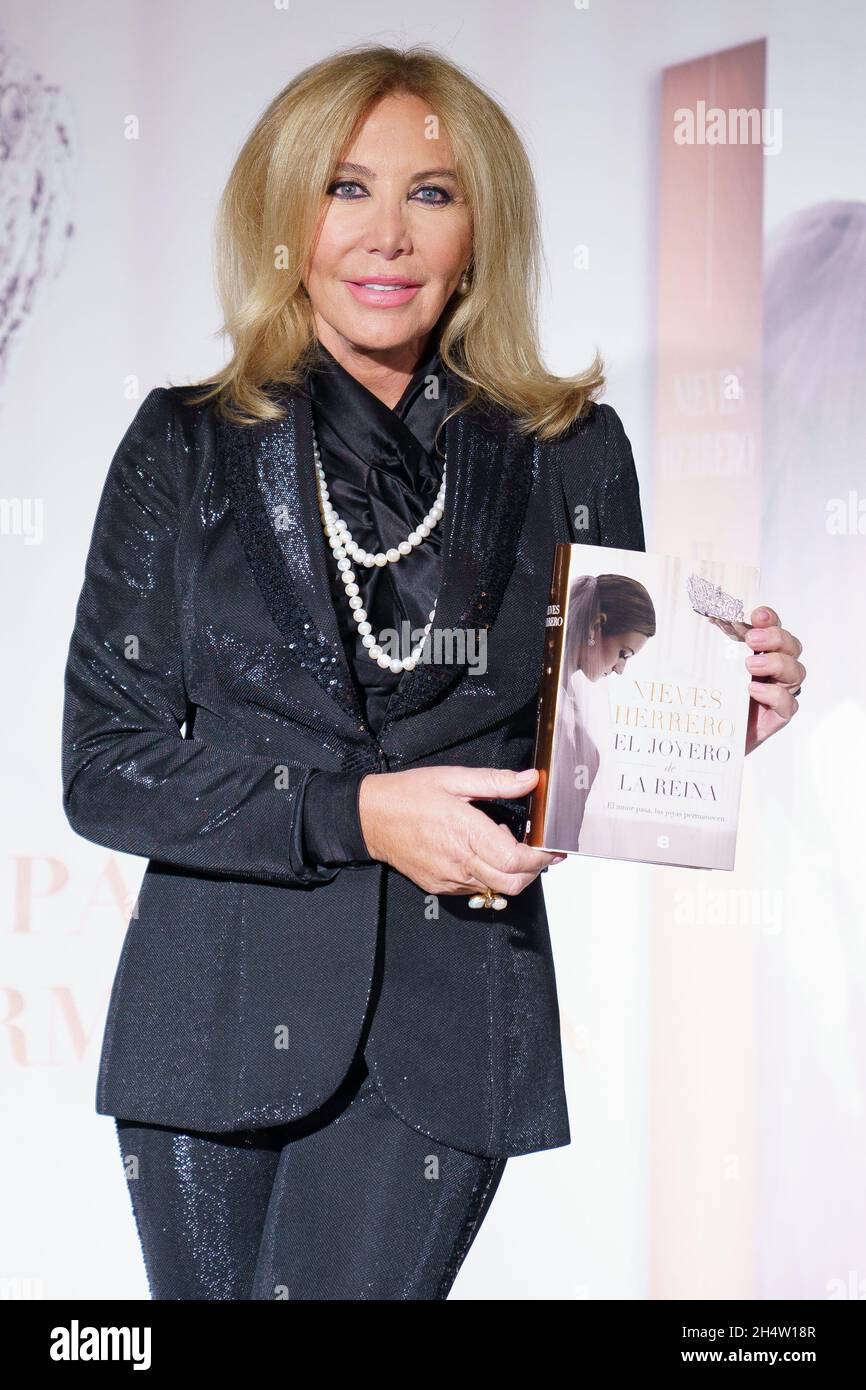 https://c8.alamy.com/compfr/2h4w18r/madrid-espagne-04e-novembre-2021-norma-duval-assiste-a-la-presentation-du-nouveau-livre-de-nieves-herrero-el-joyero-de-la-reina-au-circulo-de-bellas-artes-de-madrid-credit-sopa-images-limited-alamy-live-news-2h4w18r.jpg