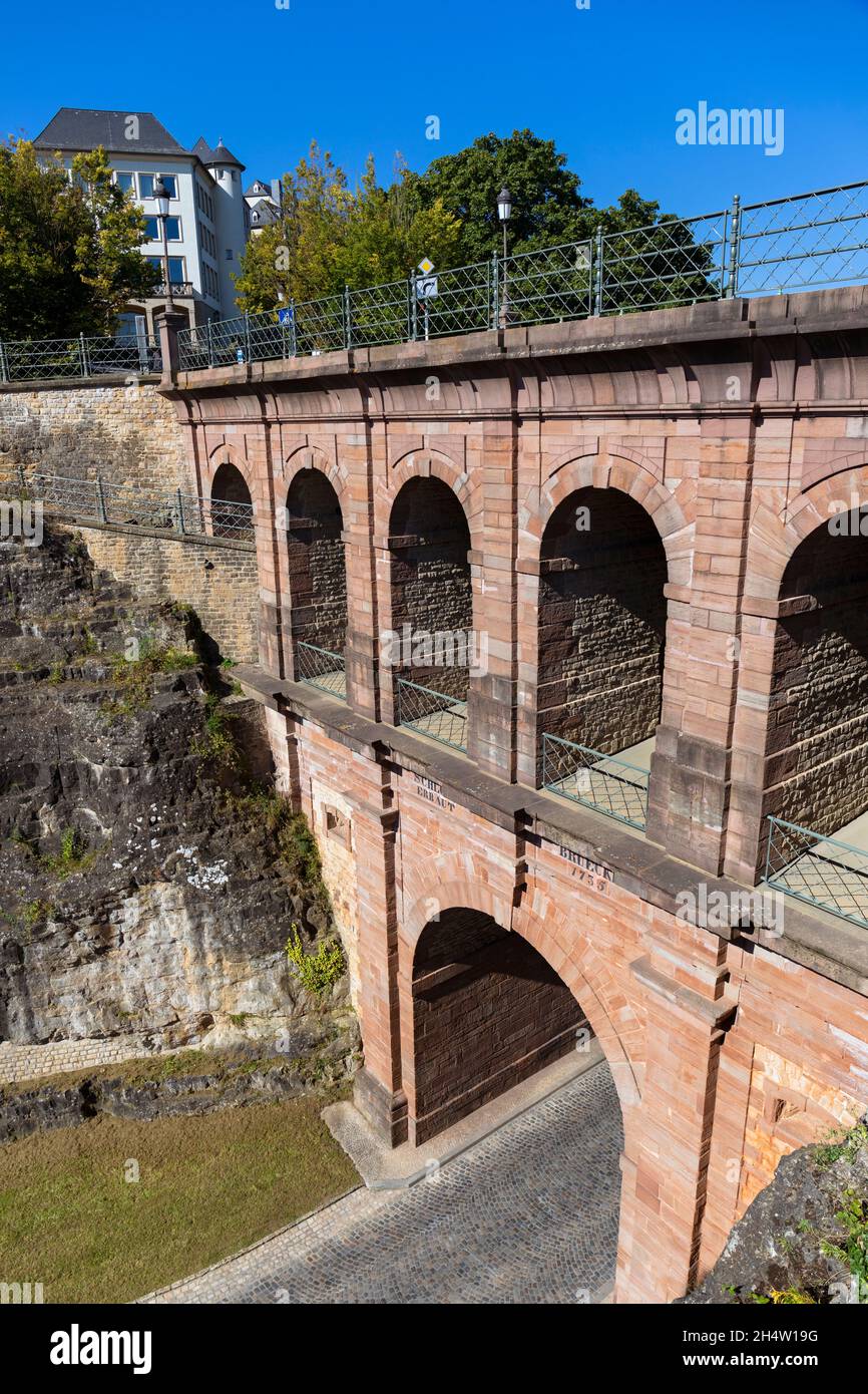 Europe, Luxembourg, ville de Luxembourg, le Pont du Château transportant la montée de Clausen au-dessus de la rue Sosthène Weis Banque D'Images