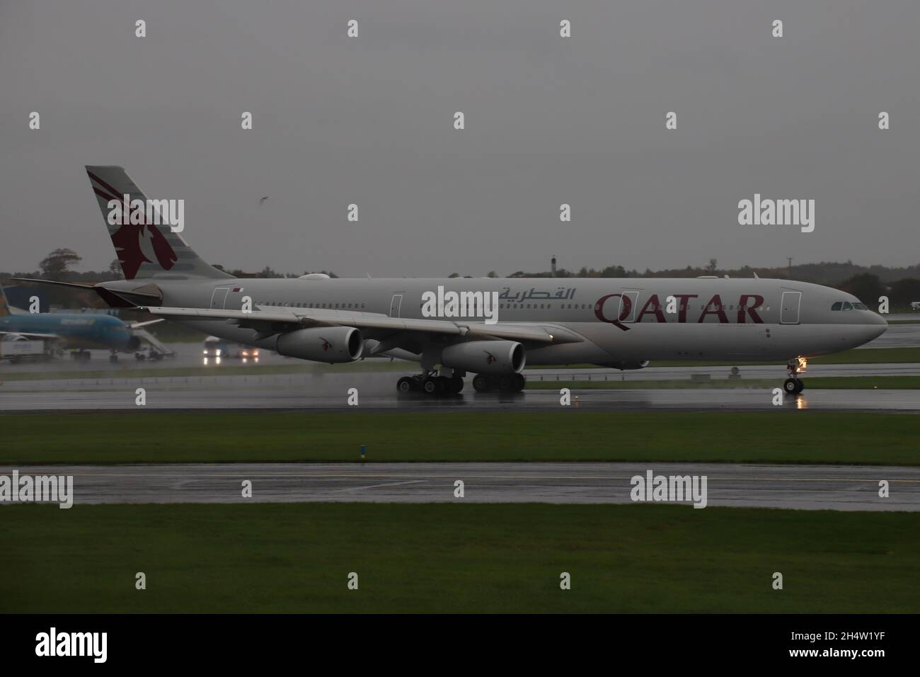 A7-AAH, un Airbus A340-313 exploité par le Qatar Amiri Flight dans un rôle de transport VIP, à l'aéroport international de Prestwick à Ayrshire, en Écosse.L'avion était en Écosse pour amener les délégués qatari au sommet de la COP26 sur le changement climatique qui se tenait à Glasgow, à proximité. Banque D'Images