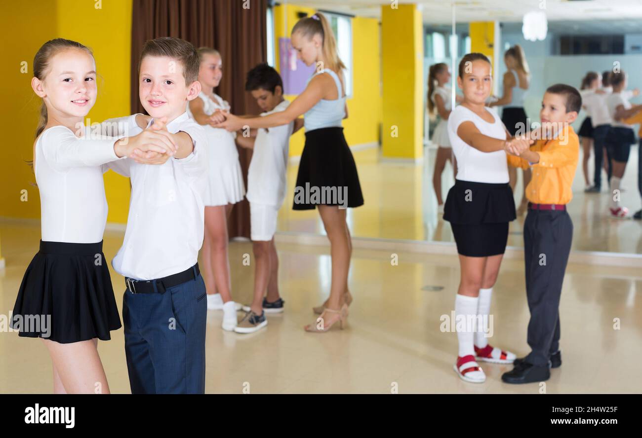 Les enfants dansent en couple en classe Banque D'Images