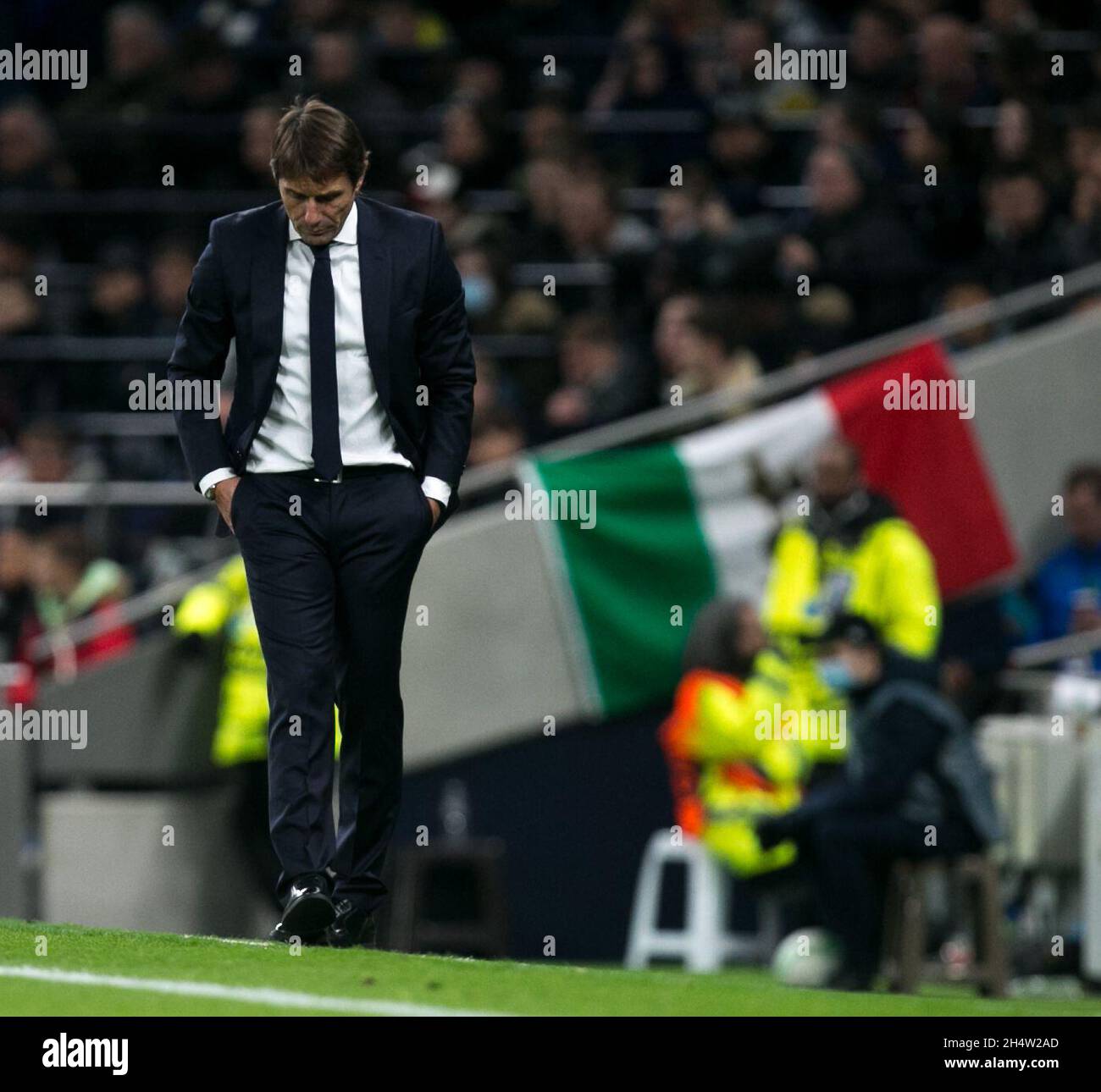 LONDRES, GBR.4 NOVEMBRE Antonio Conte de Tottenham gestes lors du match de l'UEFA Europa League entre Tottenham Hotspur et SBV vitesse à White Hart Lane, Londres, le jeudi 4 novembre 2021.(Credit: Federico Maranesi | MI News) Credit: MI News & Sport /Alay Live News Banque D'Images