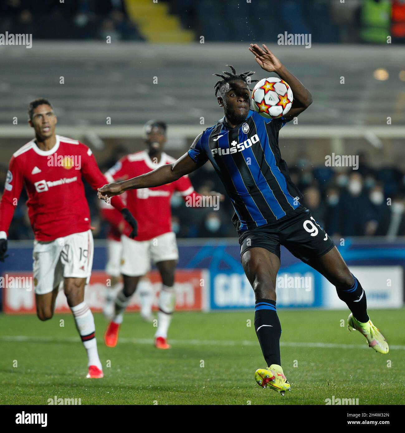 Bergame, Italie.02 novembre 2021.Italie, Bergame, 2 nov 2021: Duvan Zapata (attaquants Atalanta) prêt pour le tir sur but dans la première moitié pendant le match de football ATALANTA vs MANCHESTER UTD, UCL match day 4, Gewiss Stadium (photo de Fabrizio Andrea Bertani/Pacific Press) Credit: Pacific Press Media production Corp./Alay Live News Banque D'Images