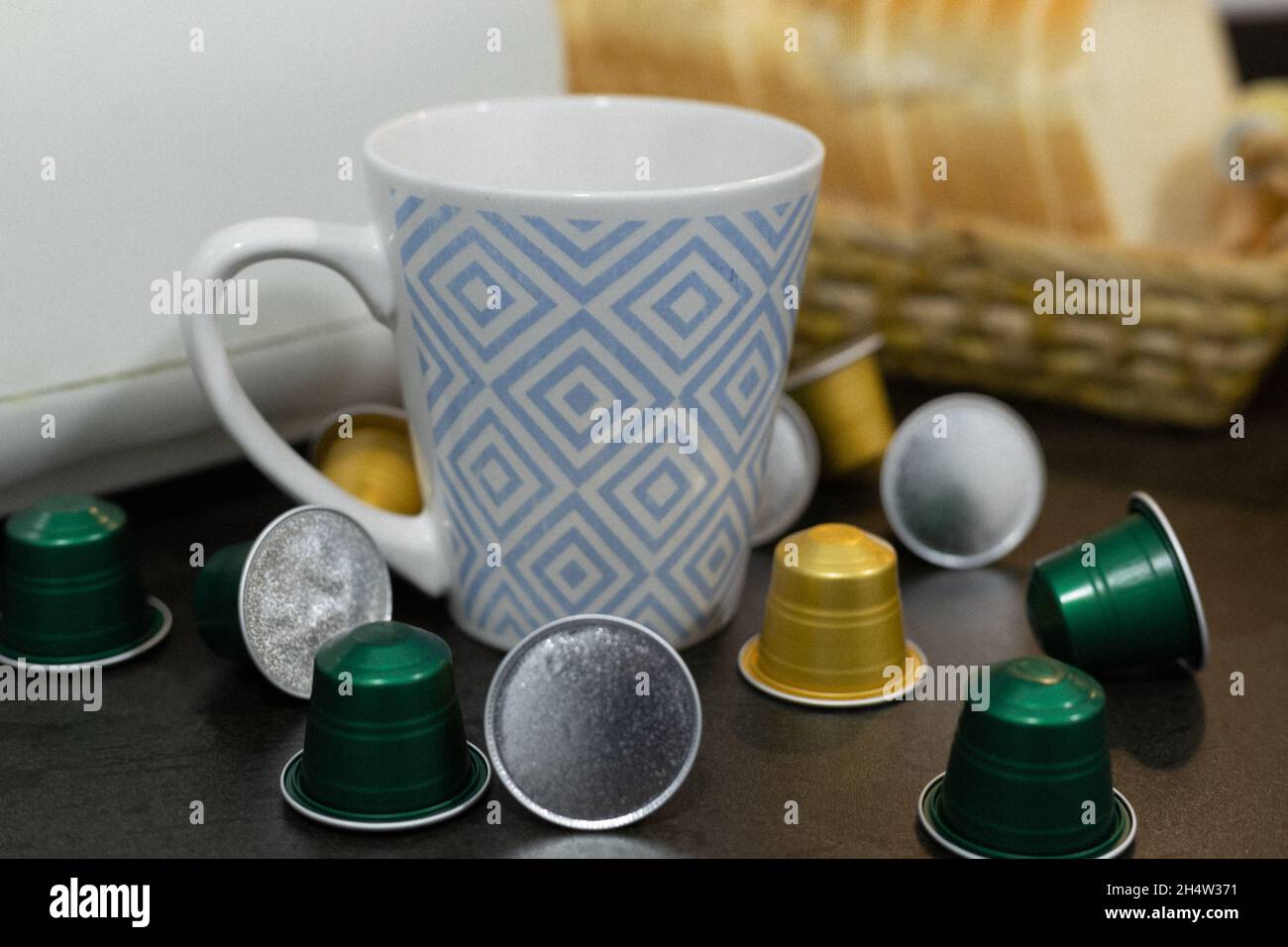 tasse avec capsules de différents cafés et tranches de pain grillé sur un plateau Banque D'Images