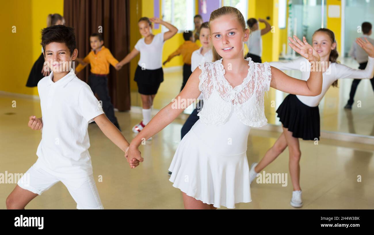 Les enfants s'amusant de la danse partenaire Banque D'Images