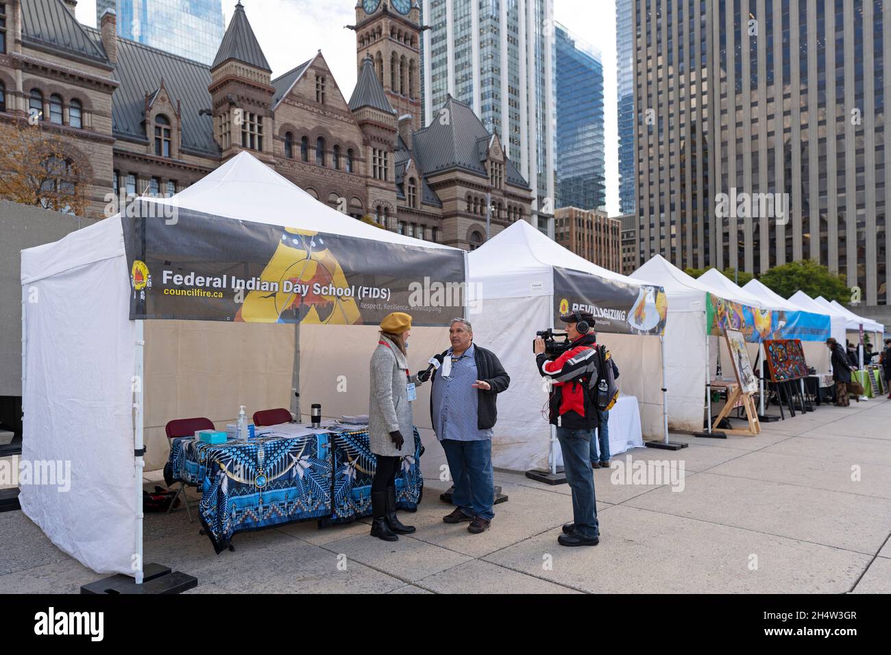 Le stand de la Federal Indian Day School (FIDS) au rassemblement de l'héritage autochtone, le 4 novembre 2021 à Toronto, Nathan Phillips Square, Toronto,Canada Banque D'Images