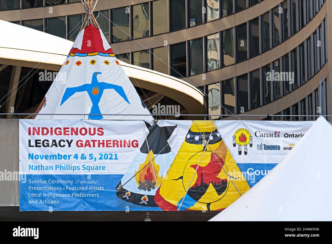 Signez, bannière, Indigenous Legacy Gathering, le 4 novembre 2021 à Toronto,Nathan Phillips Square, Canada Banque D'Images
