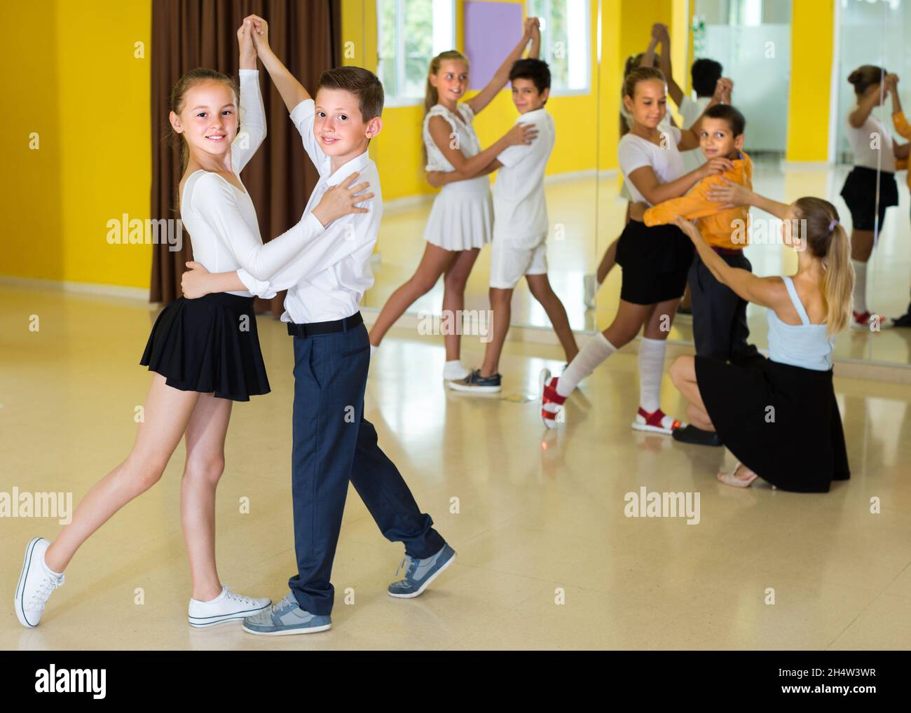 Des paires d'enfants dansent la valse Banque D'Images