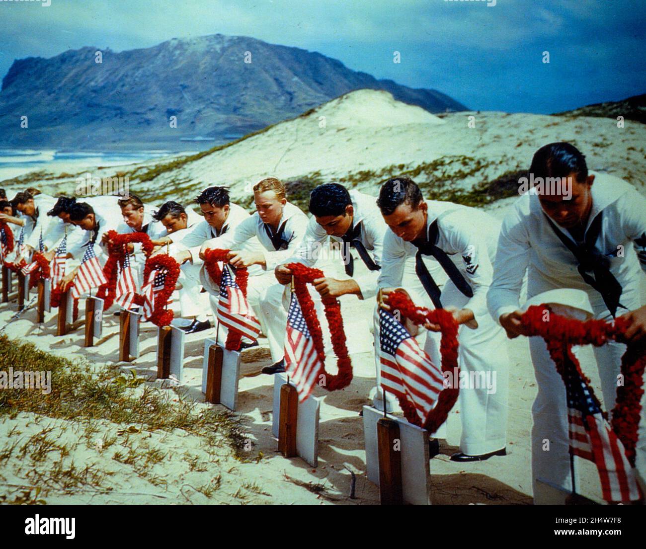 Les marins rendent hommage aux victimes de l'attaque de Pearl Harbor dans un cimetière des îles hawaïennes, vers le printemps 1942, peut-être le jour du souvenir. Banque D'Images