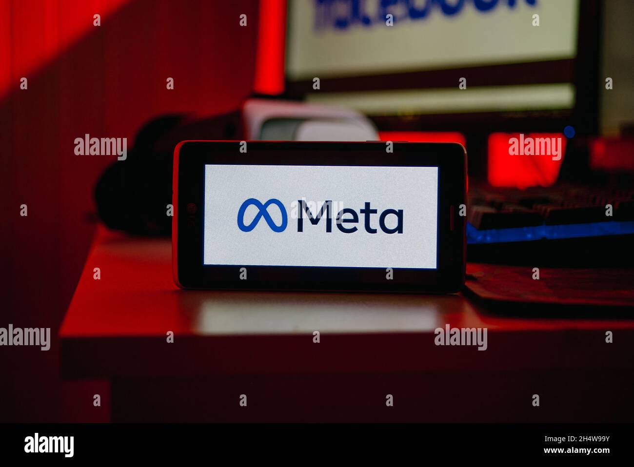 Sarajevo, Bosnie-Herzégovine - 11.04.2021: Meta logo, Facebook rebranding à nouveau nom et logo Meta sur le téléphone mobile Banque D'Images