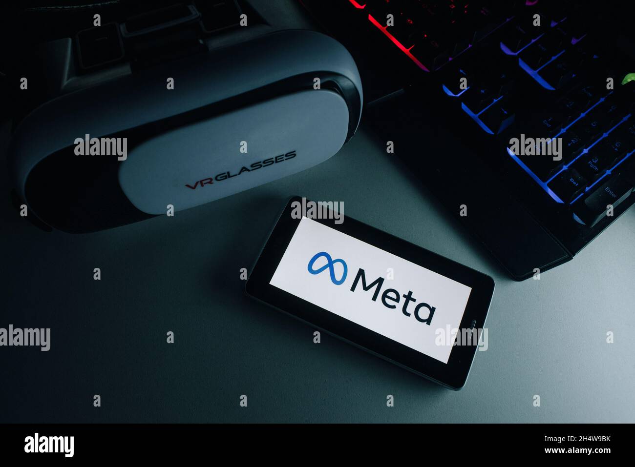 Sarajevo, Bosnie-Herzégovine - 11.04.2021: Meta logo, Facebook rebranding à nouveau nom et logo Meta sur le téléphone mobile Banque D'Images