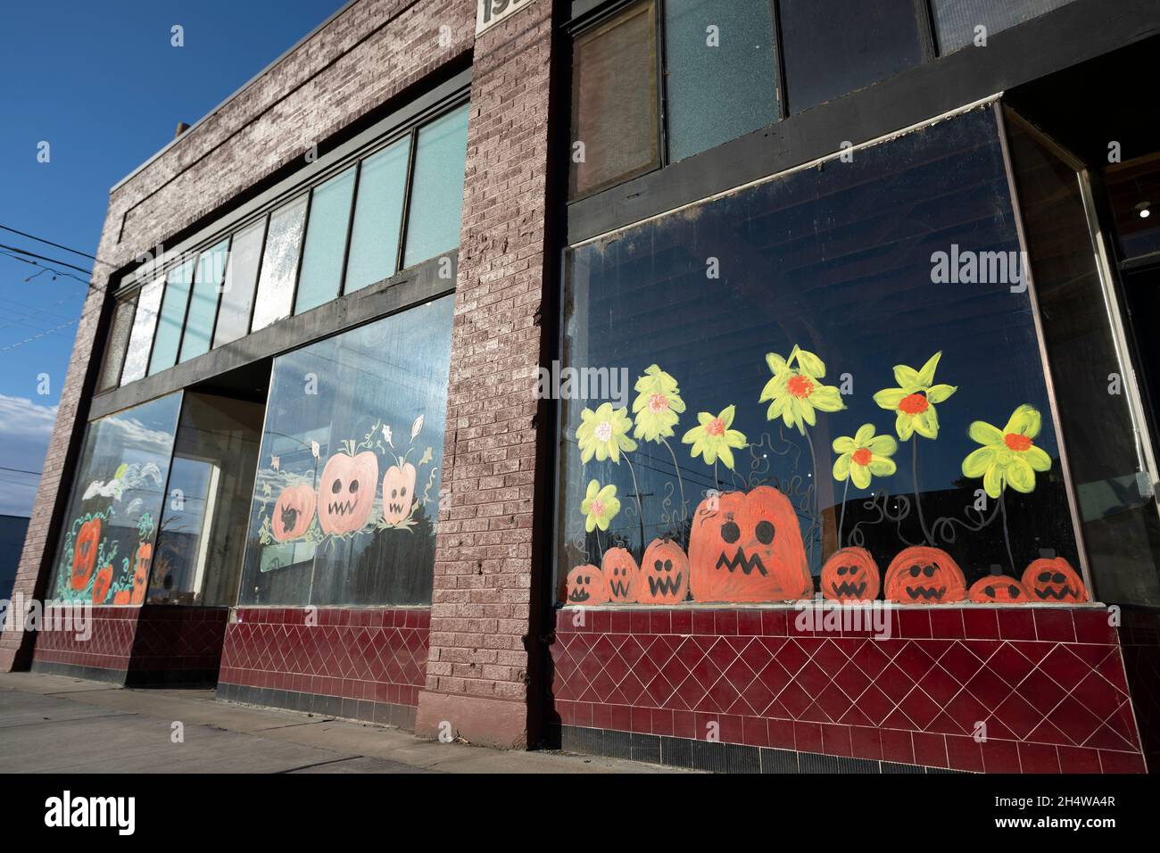 Les décorations d'Halloween ornent une vitrine vide à Naches, Washington. Banque D'Images