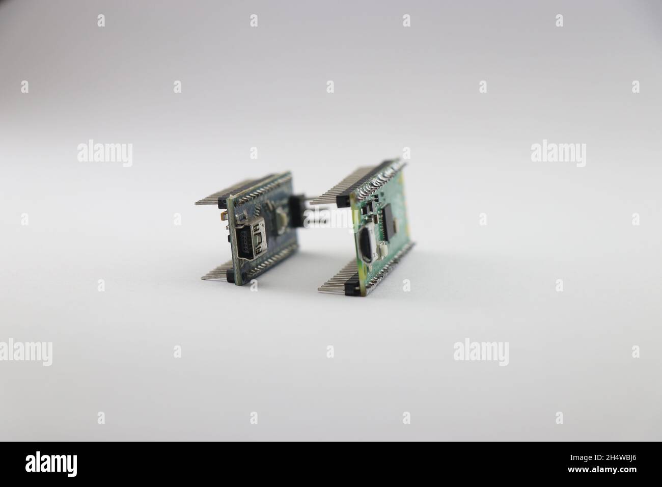 Cartes de microcontrôleur vue latérale, Type de cartes de prototypage utilisées pour réaliser des projets électroniques et robotiques créatifs Banque D'Images