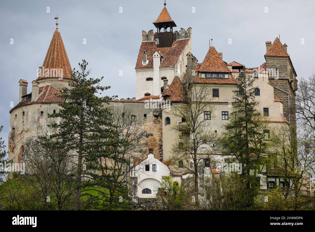 Bran, Roumanie - 8 mai 2021 : le château de Bran, connu aussi sous le nom de château de Dracula en Transylvanie, Roumanie. Banque D'Images
