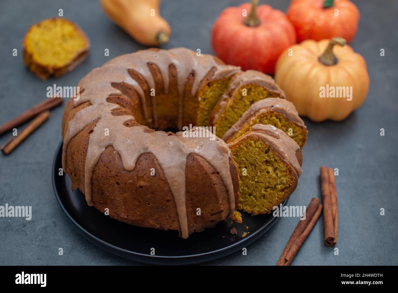 Petit Gateau A La Citrouille Frais Fait Maison Avec Glacage A La Cannelle Photo Stock Alamy