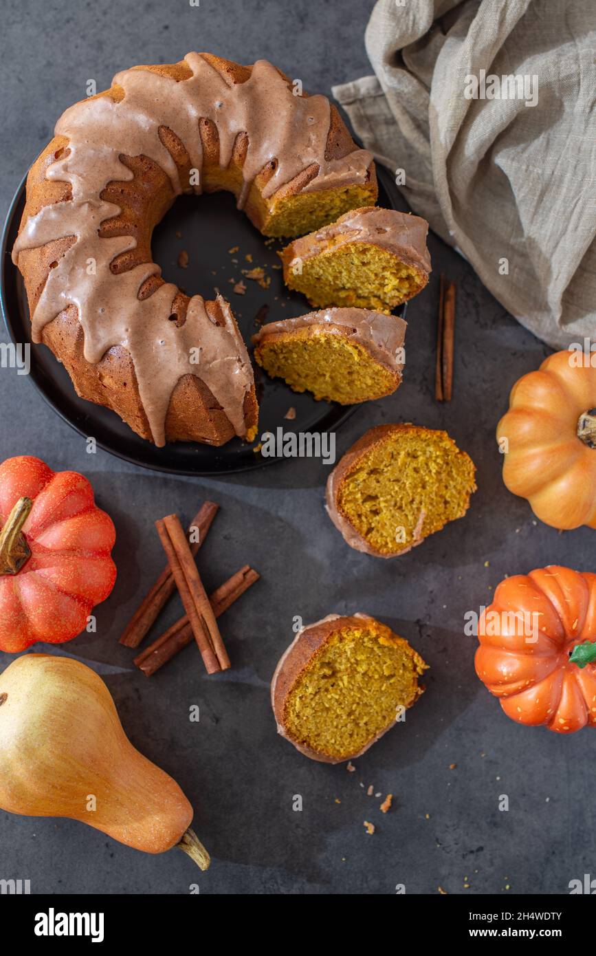 Petit Gateau A La Citrouille Frais Fait Maison Avec Glacage A La Cannelle Photo Stock Alamy