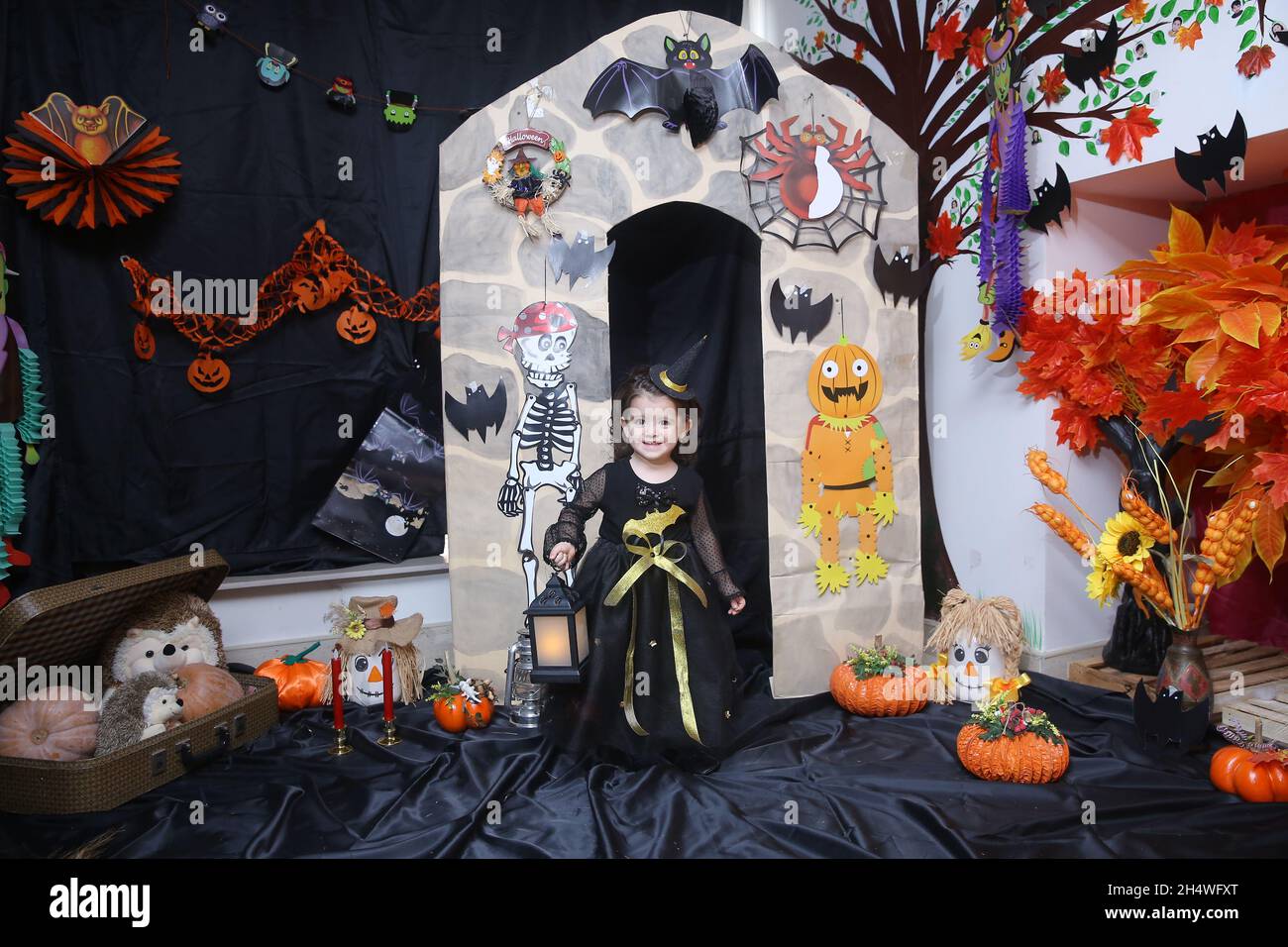 Azerbaïdjan Bakou .01.11.2021 .Une petite fille, sous la forme d'une sorcière sur un bâtonnet, pose sur fond de citrouilles les vacances d'Halloween .Fille Banque D'Images