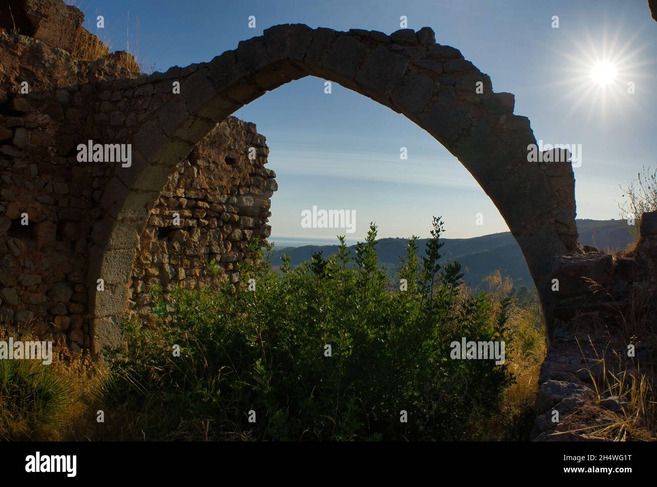 Château de Miravet à cabanes sous le ciel bleu, Espagne Banque D'Images