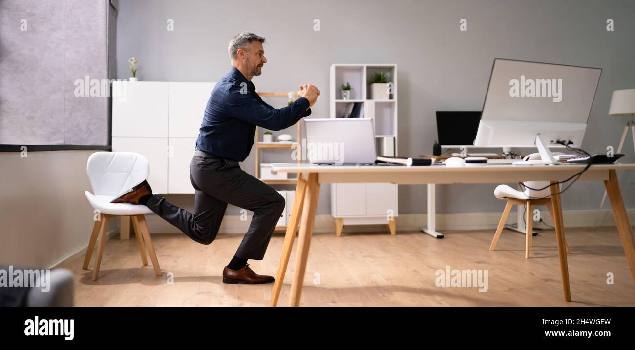 Entraînement et entraînement de yoga de bureau debout près de Business Computer Banque D'Images