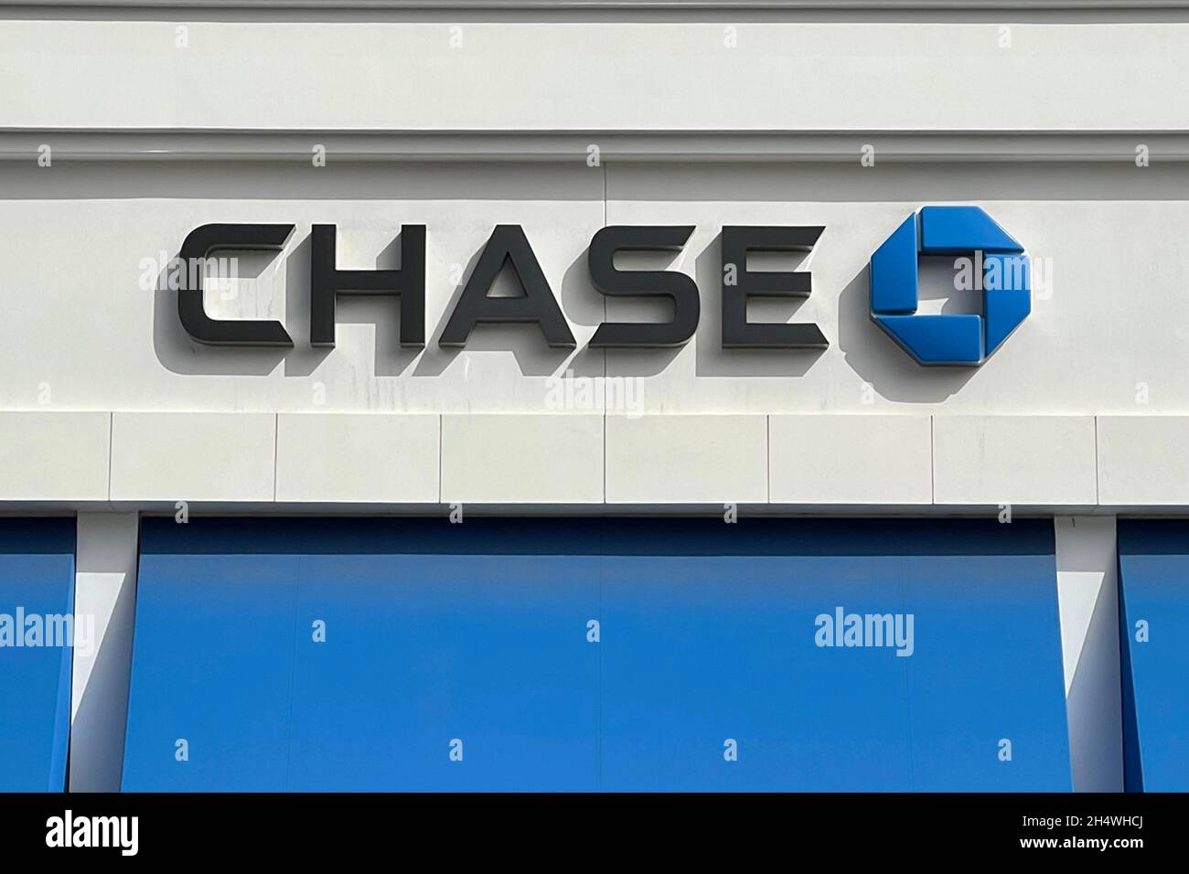 Un logo JPMorgan Chase Bank, N.A. est visible dans une succursale de Chase Bank au 2e et au centre commercial PCH, le jeudi 4 novembre 2021, à long Beach,Calif. Banque D'Images