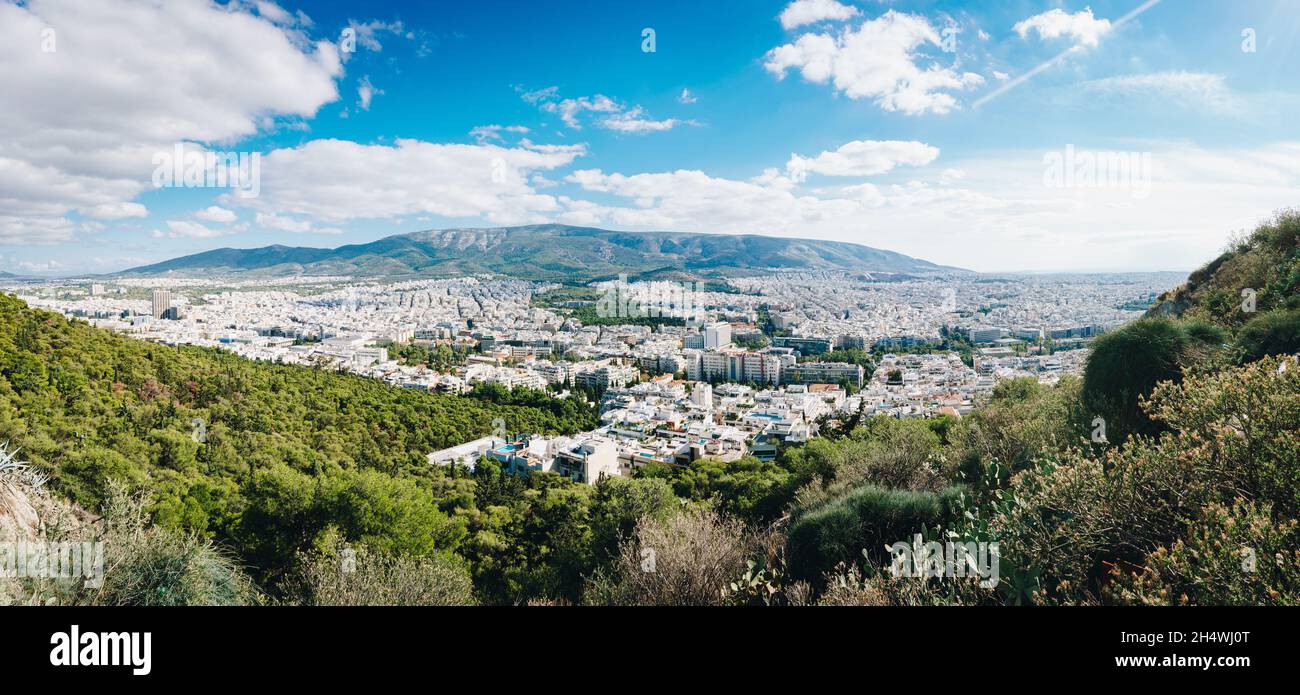Hymettus et Athènes, capitale de la Grèce.Vue sur la célèbre banlieue Kaisariani. Banque D'Images