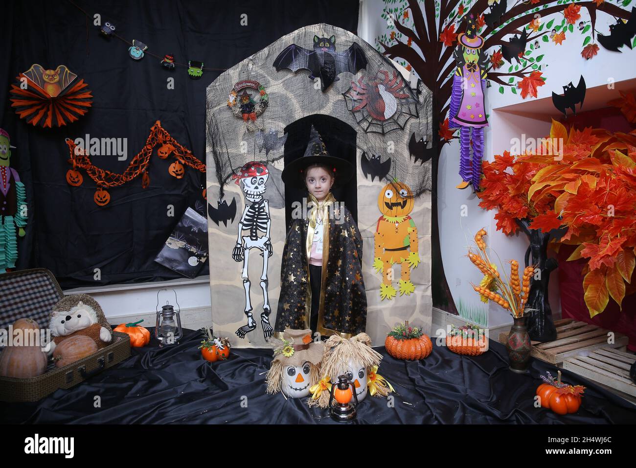 Azerbaïdjan Bakou .01.11.2021 .Une petite fille, sous la forme d'une sorcière sur un bâtonnet, pose sur fond de citrouilles les vacances d'Halloween .Fille Banque D'Images