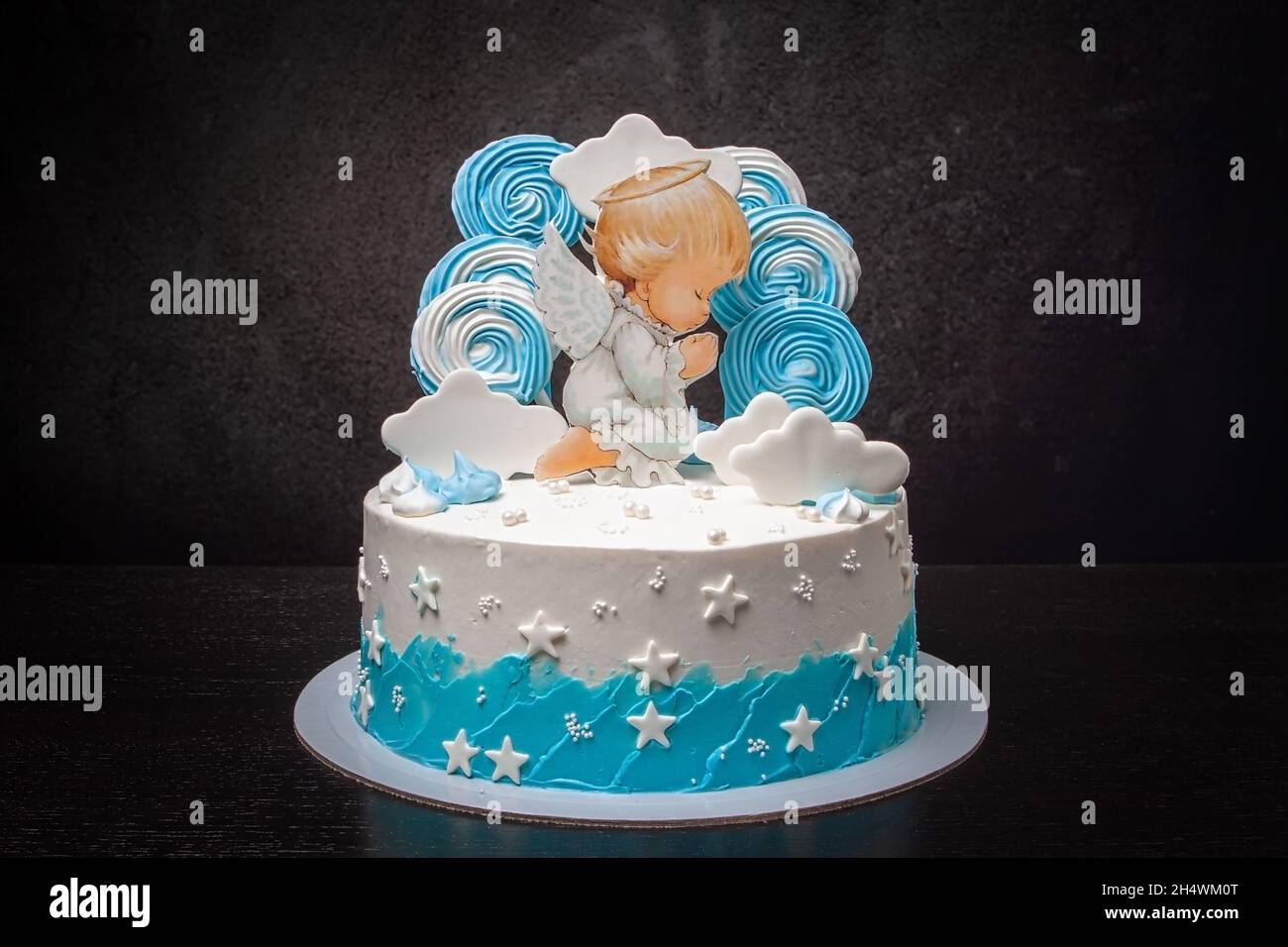 Gros plan d'un gâteau à thème avec un ange et des nuages blancs, pour le baptême d'un bébé.Baptême d'un nouveau-né Banque D'Images