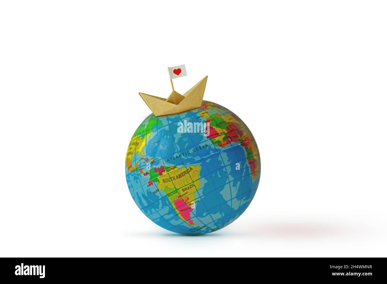 Origami bateau en papier recyclé avec le drapeau et le coeur sur la planète terre - concept d'immigration et de solidarité Banque D'Images
