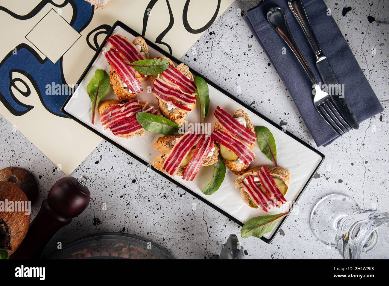 Plat gastronomique de hors-d'œuvre de bruschetta au bacon Banque D'Images