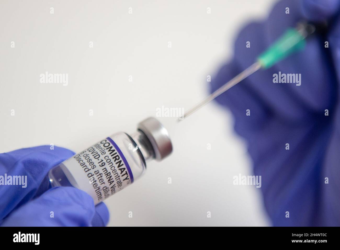 Hebertshausen, Allemagne.04e novembre 2021.Un assistant du médecin insère une aiguille dans un flacon de vaccin Corona de Biontech/Pfizer au centre communautaire d'Ampermoching.Crédit : Lennart Preiss/dpa/Alay Live News Banque D'Images