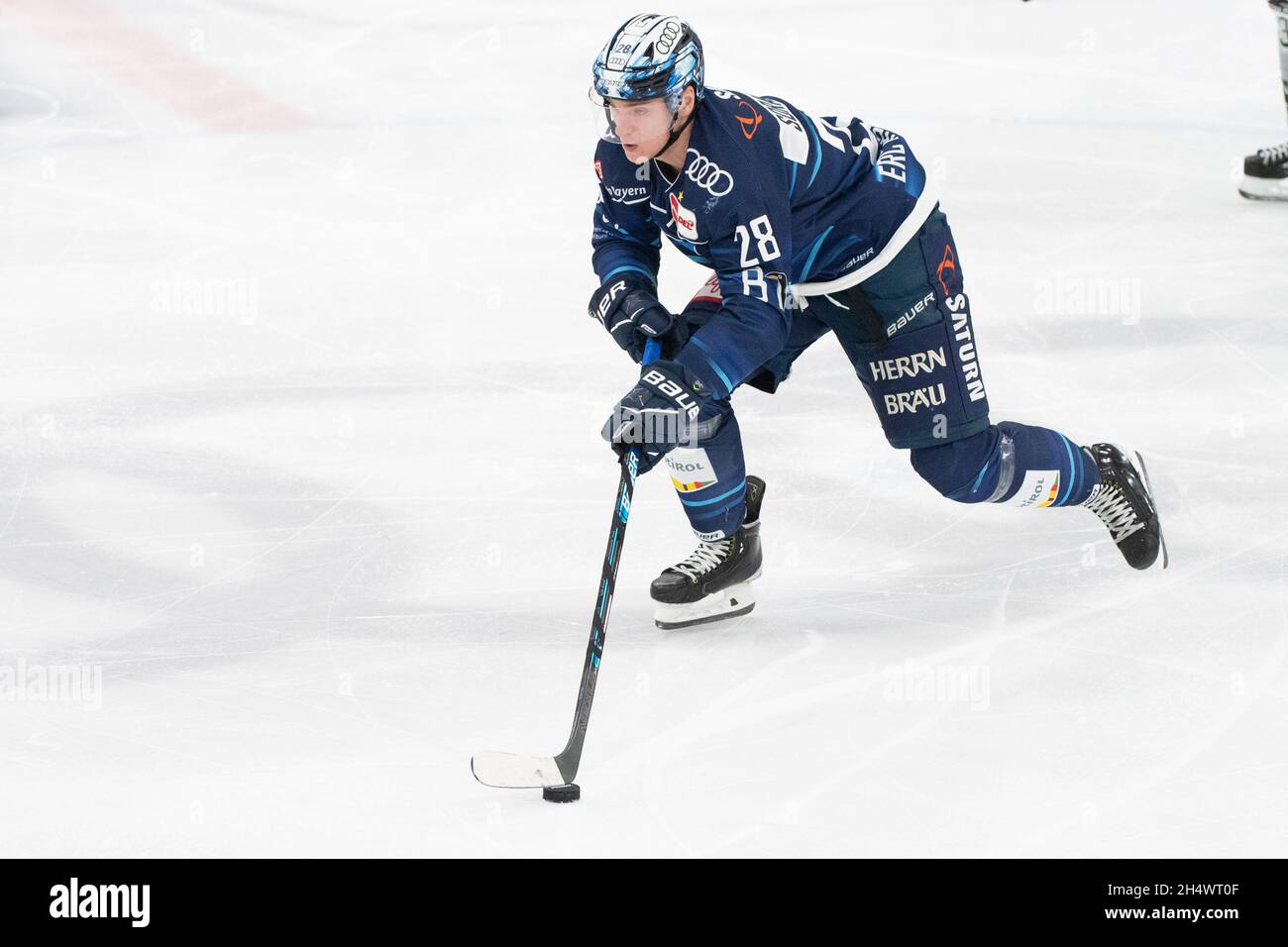 Ingolstadt, Allemagne.02 novembre 2021.Hockey sur glace: DEL, ERC Ingolstadt - Augsburger Panther, Hauptrunde, Matchday 19, Saturn Arena.Samuel Soramies d'Ingolstadt joue le palet.Credit: Matthias balk/dpa/Alay Live News Banque D'Images